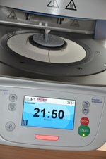 Abb. 3: Die vor dem Brennen noch blaue e.max-Keramik wird bemalt. Die Glasur sorgt vor dem Brennen für eine Rosafärbung.
